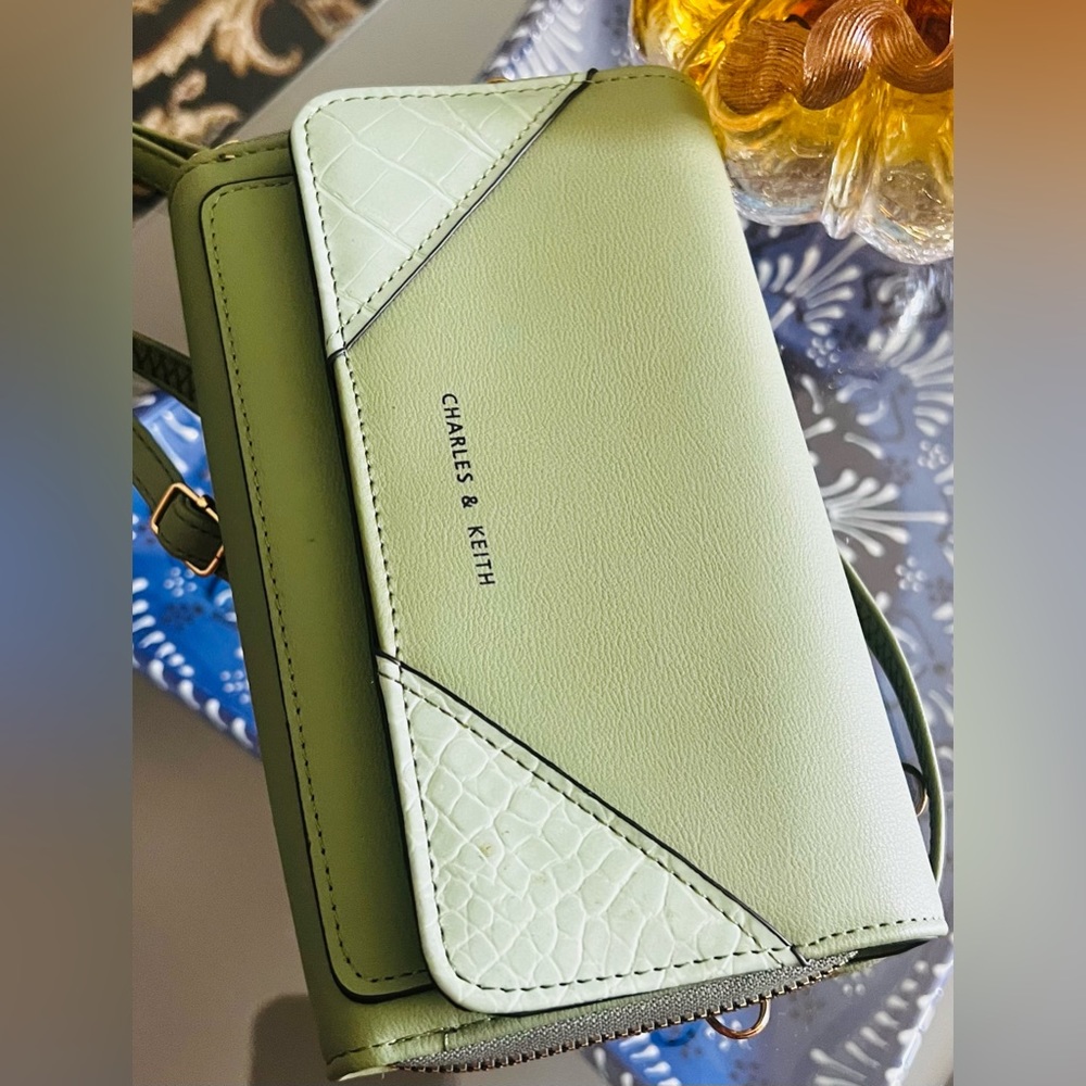 Charles & Keith crossbody bad